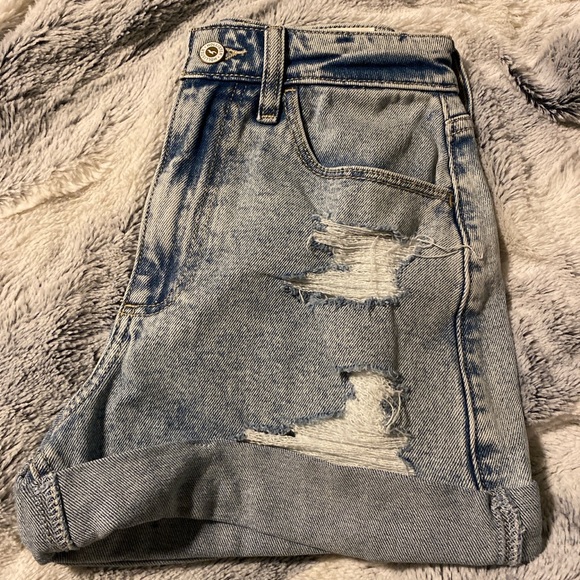 Curvy Ultra High-Rise Mom Short 3” from Hollister - Picture 2 of 2